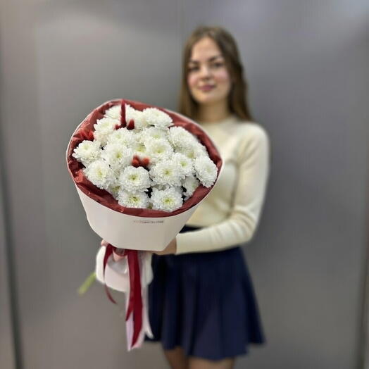 Монобукет из белых кустовых хризантем и лагуруса