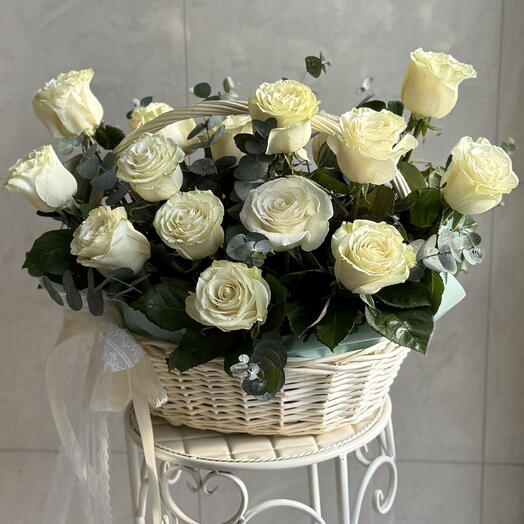 Корзина белых роз