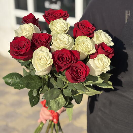 Микс белых и красных роз