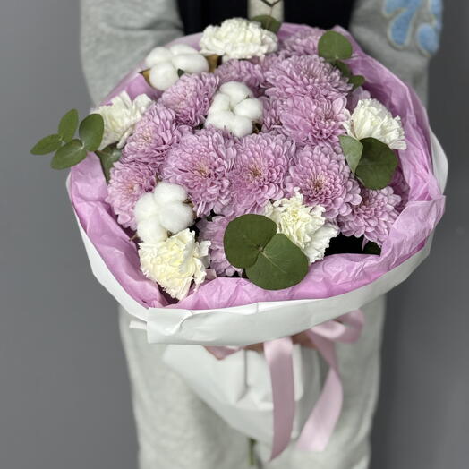 Букет из кустовых хризантем, хлопком и эвкалиптом на 8 марта