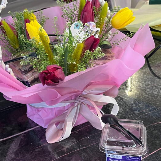 Корзина-букет тюльпаны с трайфлами в корзине тюльпаны и бенто торт 8 марта