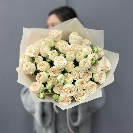 Персиковые кустовые розы София в кремовой упаковке 💞
