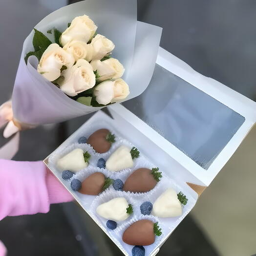 Комбо-набор клубника в шоколаде и букет из 7 бежевых роз