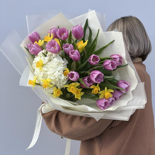Весенний букет на 8 марта с тюльпанами и нарциссами