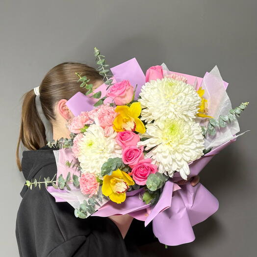 Букет сборный с хризантемой, розами и диантусами