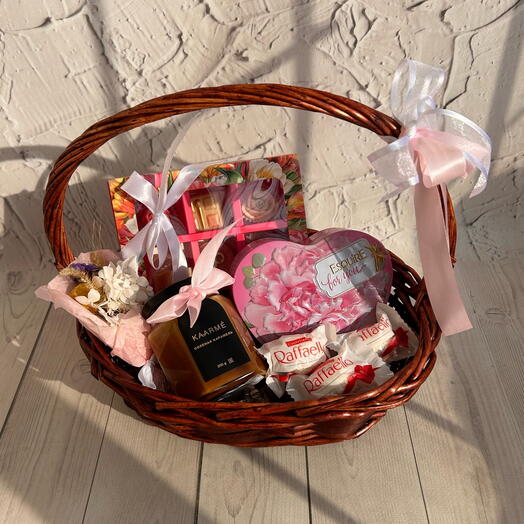 Корзина с сухоцветами и сладостями