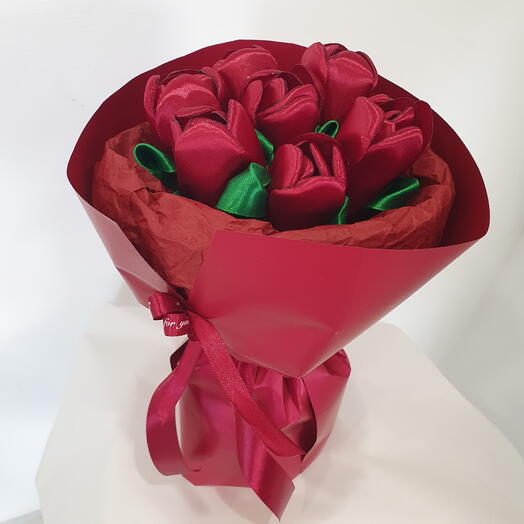 Букет из 7 бордовых тюльпанов из атласной ленты