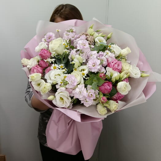 Авторский букетик роза, эустома, ромашка, маттиола, озотамнус, роза кустовая