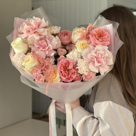Объемный букет из пионовидных, французских и кустовых роз с диантусами 💛