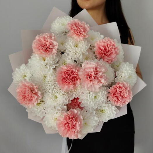 Букет из белых кустовых хризантем и нежно-розовых гвоздик