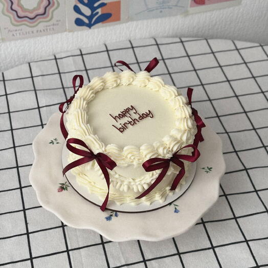 Торт с бантиками и надписью «happy birthday»