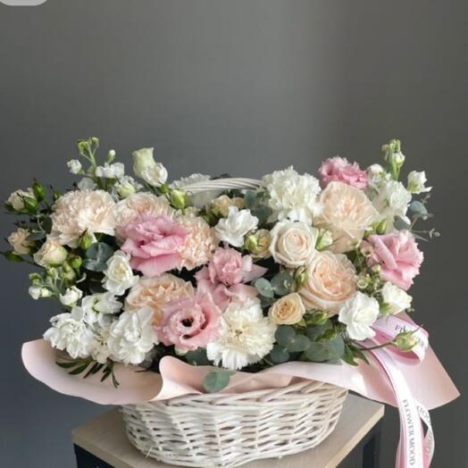 Корзина с цветами лизиантус 💐