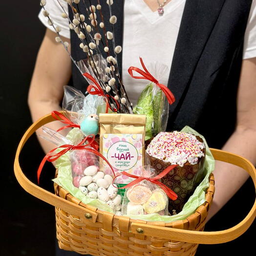 Подарочная корзина с куличом,чаем и орехами