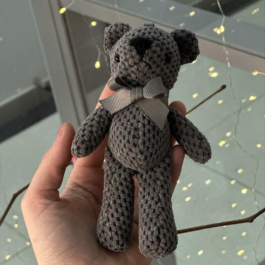 Вязаная игрушка медведь брелок серый
