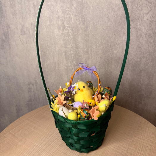 Пасхальная композиция в корзине с цыпленком