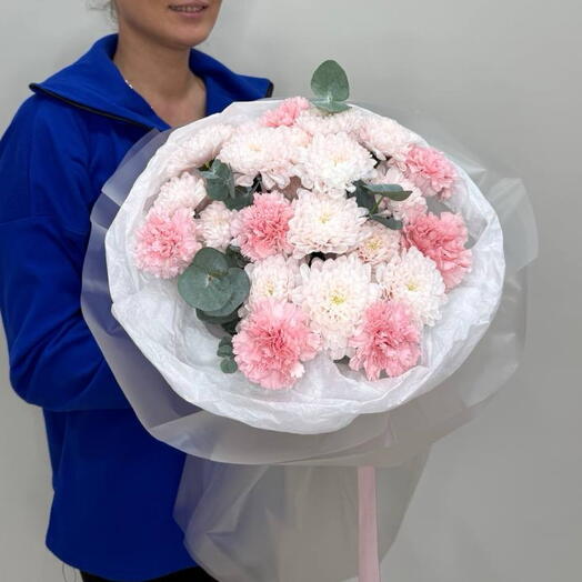 Нежный букет из хризантемы и розовых гвоздик
