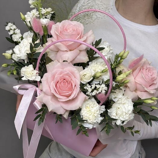 Composición con rosas francesas en una Caja