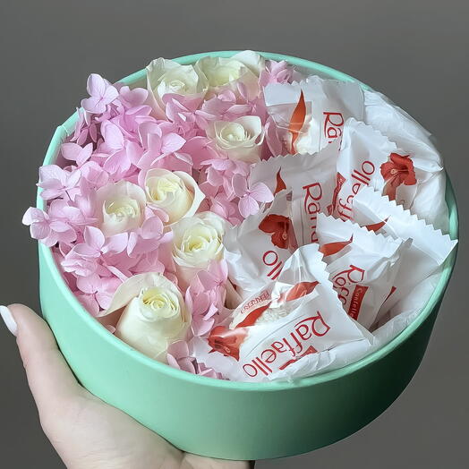 Коробочка с розами,гортензией и Raffaello