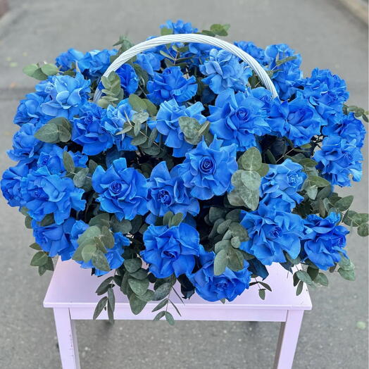 Корзина из синих французских роз