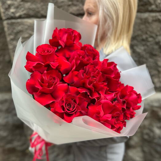 Красные французские розы в матовой упаковке