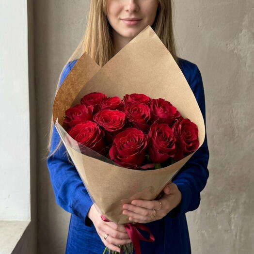 Букет из 11 красных роз в крафте🌹
