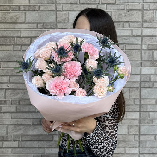 Микс кустовых роз и эрингиума
