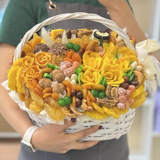 Корзина с сухофруктами