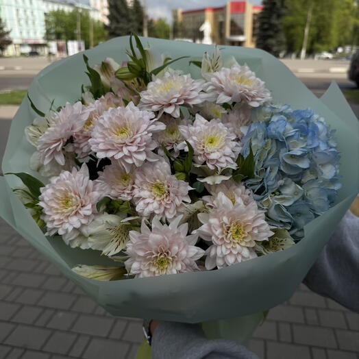 Букет с голубой гортензией