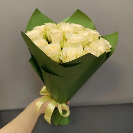 Букет из 19 белых роз (40 см)