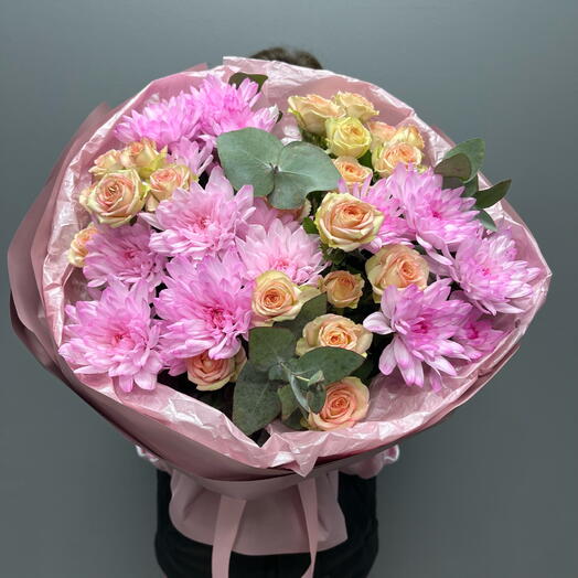 Букет с кустовой розой и розовой хризантемой 🌸