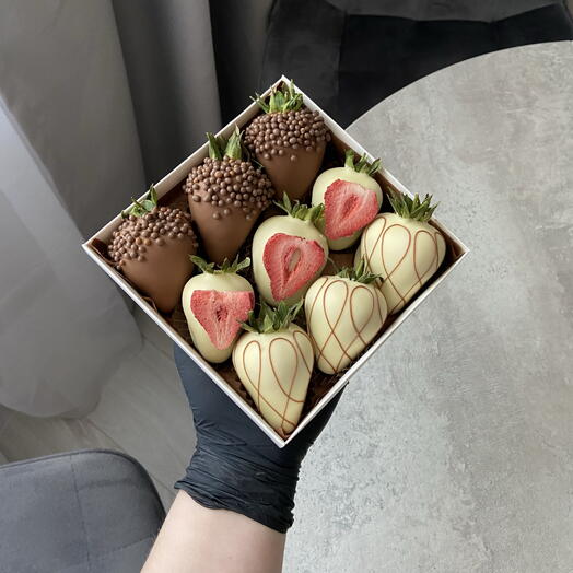 Клубника в шоколаде «КЛУБНИЧКА» 9 шт