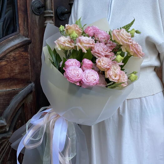 Morning roses, букет с кустовыми розами и эустомой