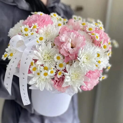 Стильная композиция из эустомы, кустовой хризантемы и матрикарии🌸