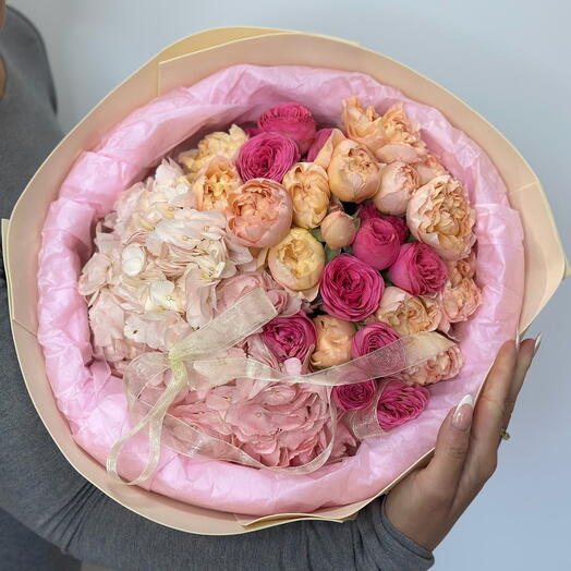 Букет из гортензий и кустовых роз "Вкусняшка"
