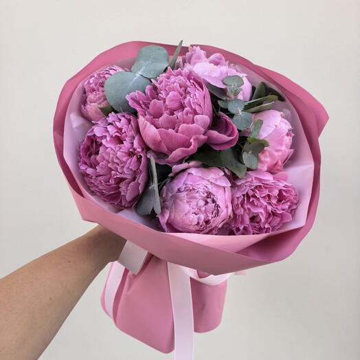 Букет из 7 розовых пионов