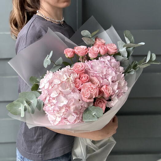 Ramo de hortensias Rosadas y rosas de peonía Bombastic