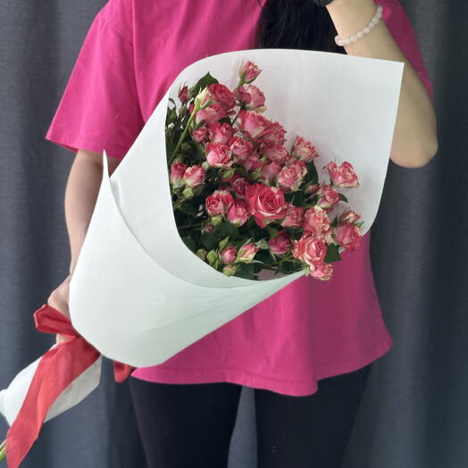 «Нежный комплимент» — 3 кустовые розы в упаковке 🌸