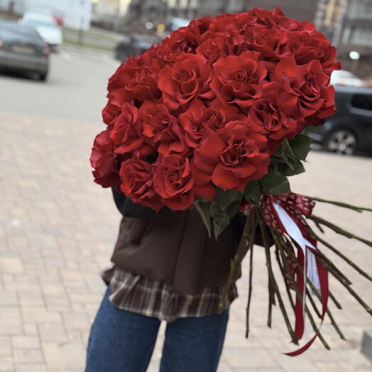 Французские алые розы высокие