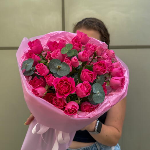 Красочная малинова кустовая роза с пряным эвкалиптом