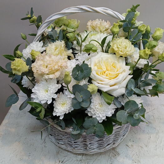 Летняя корзина с розами, хризантемой и эустомой