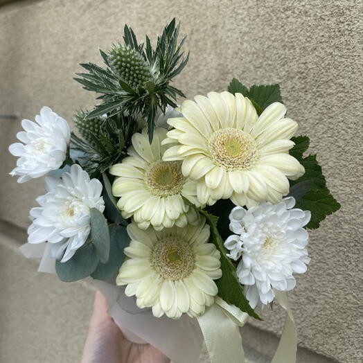 Композиция из 3 гербер , белой кустовой хризантемы и эрингиума