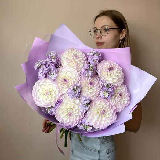 Роскошные георгины с маттиолой