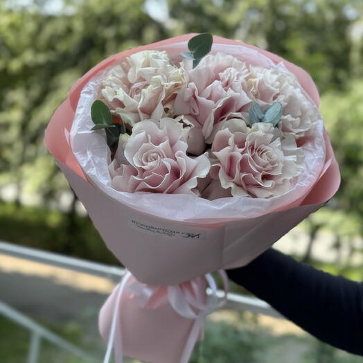 Нежный букет из ажурных розочек с эвкалиптом 🌸