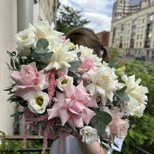 Композиция в коробке с французскими розами и лизиантусом