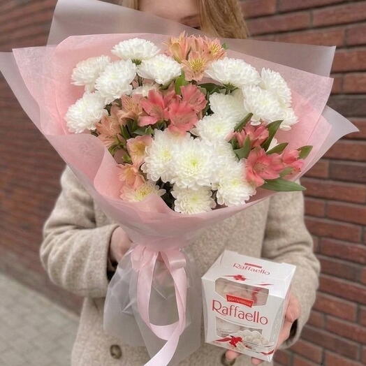 Сет: Нежный букет из хризантемы и альстромерии с коробочкой конфет Raffaello🍫💞