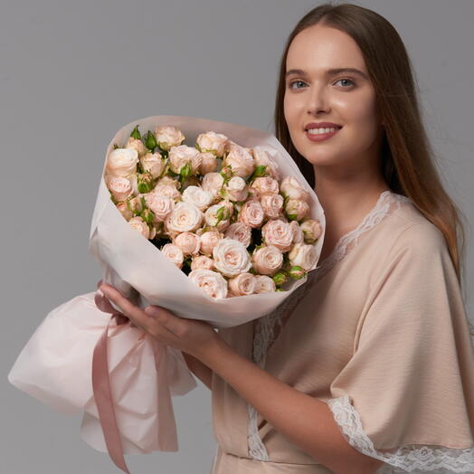Классический букет из 19 кустовых роз Бомбастик «Юность»