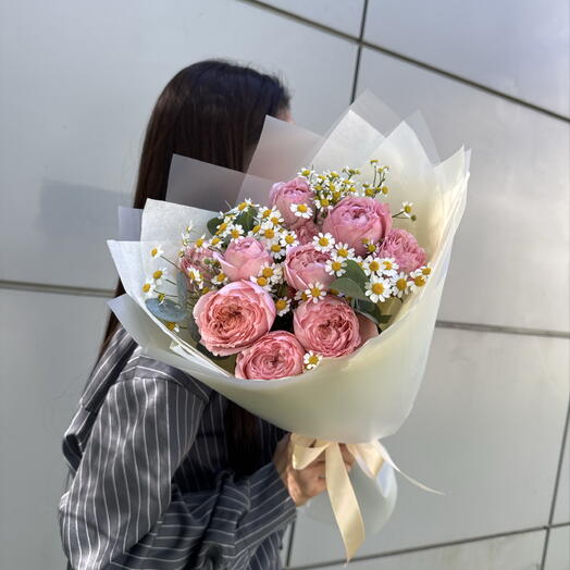 Нежный букет из пионовидных кустовых роз с ромашками 🌸💐