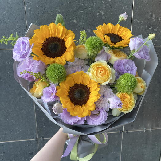Сборный букет из подсолнухов, эустомы, кустовых роз