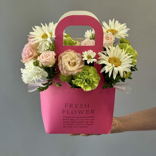 Композиция с ромашками в сумочке «Солнечные ромашки»