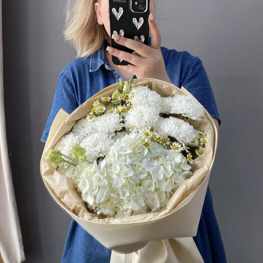 Летний нежный букет из сезонных цветов ( гортензия ромашки , хризантема , лизиантус )